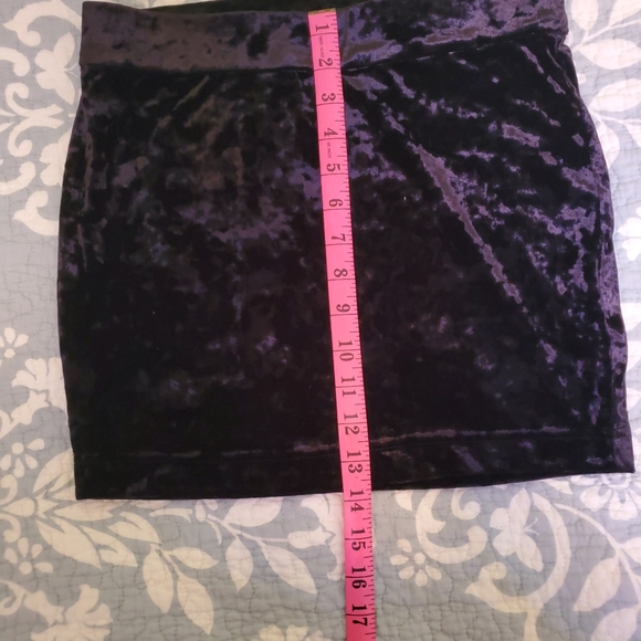 Guess mini velvet skirt xs - Picture 3 of 4